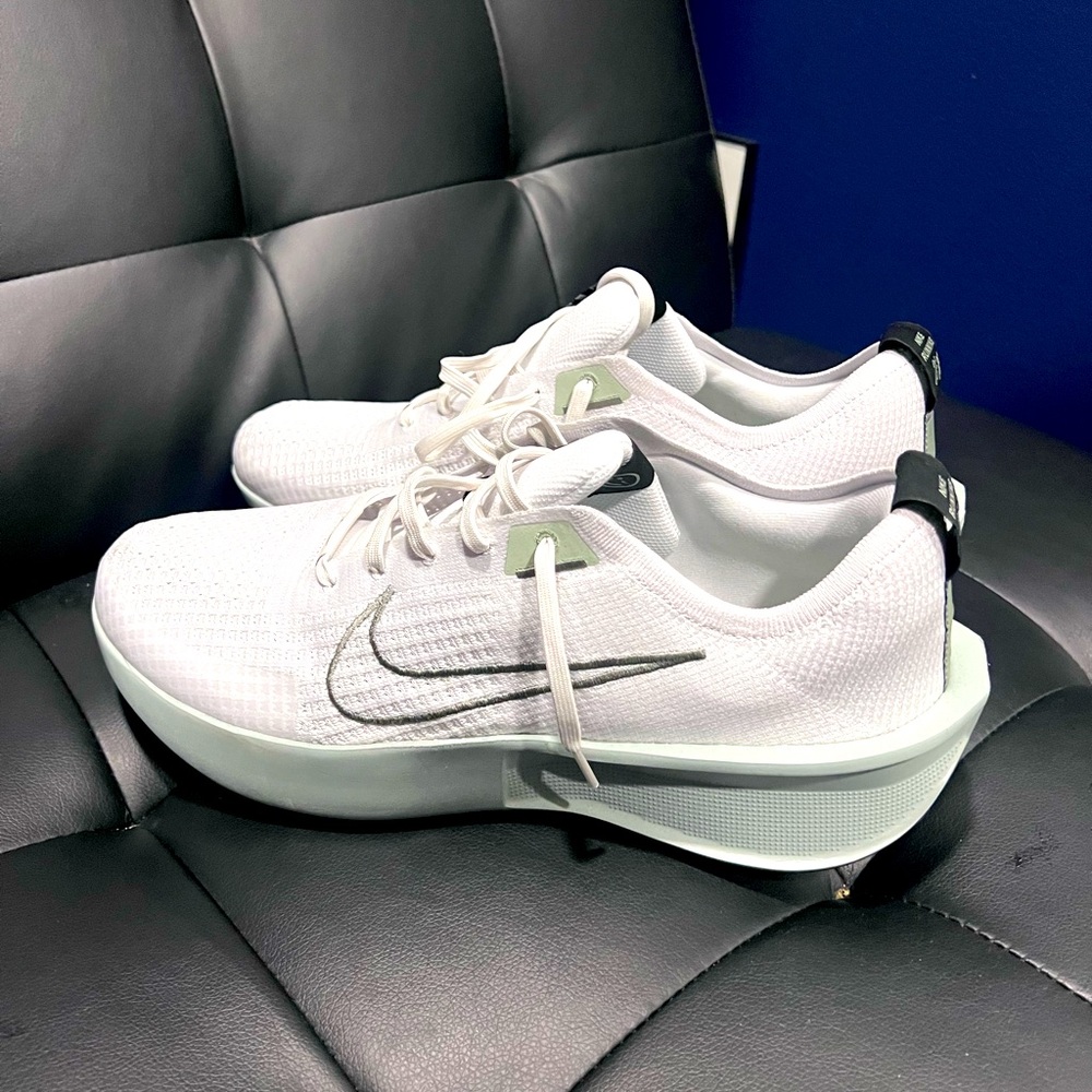 NIKE INTERACT RUNNING SHOE